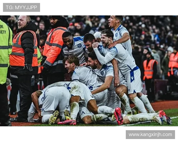 温布尔登与莱顿的激烈对决揭示足球战术的深层次博弈与精彩瞬间 温布尔登与莱顿的激烈对决揭示足球战术的深层次博弈与精彩瞬间